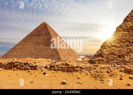 La Piramide di Cheope e la piramide di Menkaure, Giza, Egitto Foto Stock
