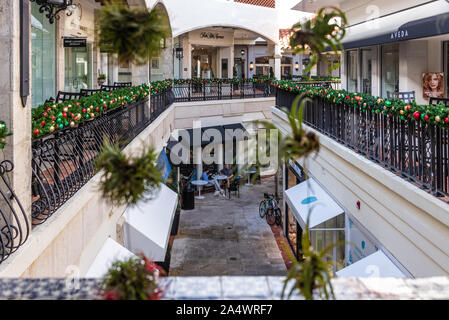 Il caffè del mattino e la conversazione di Starbucks nella spianata sulla Worth Avenue a Palm Beach, Florida. (USA) Foto Stock
