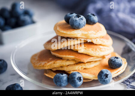 Un mucchio di spessore con pancake freschi mirtilli americani. Foto Stock