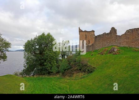 Una vista dell'estremità nord e i cinque piani di concedere torre del castello Urquhart affacciato sul lago di Loch Ness, Scotland, Regno Unito, Europa. Foto Stock