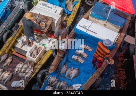 La pesca habor in Porto Flutante o Floating Porto, aprire barche da pesca con i proprietari vendono pesce fresco, Manaus, l'Amazzonia, Brasile, dell'America Latina Foto Stock
