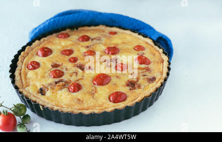 Pomodoro ciliegino quiche in sfondo bianco. Foto Stock