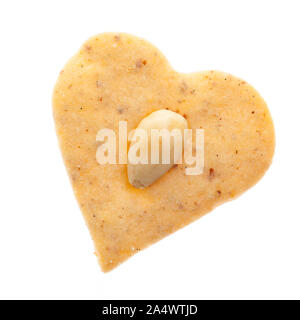 Biscotti di Natale: singolo cuore di mandorla dall'alto isolato su sfondo bianco Foto Stock