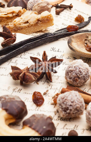 Biscotti e spezie giacente su un libro di cucina Foto Stock