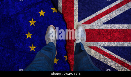 Business man standing su incrinato bandiere del Regno Unito e Unione europea. Concetto Brexit Foto Stock