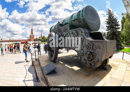 Mosca, Russia - Luglio 9, 2019: vista Fisheye sul Tsar Cannon (Tsar-pushka) nel Cremlino di Mosca in estate giornata di sole. Fusione in bronzo in 1586 Foto Stock