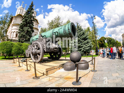 Mosca, Russia - Luglio 9, 2019: vista Fisheye sul Tsar Cannon (Tsar-pushka) nel Cremlino di Mosca in estate giornata di sole. Fusione in bronzo in 1586 Foto Stock