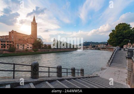 Vista panoramica sul fiume dige in serata a Verona Foto Stock