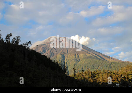 Il fumo aumenta da un vulcano in Ecuador Turrialba Foto Stock