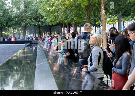 Piscina Memorial a Ground Zero di Lower Manhattan, New York Foto Stock