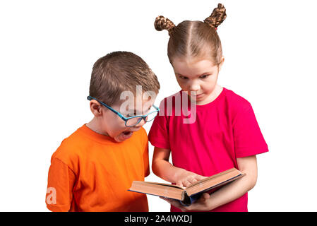 Sorella Fratello insegna a leggere un vecchio libro. Isolato su sfondo bianco. Foto Stock