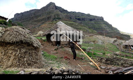 Western etiope Highlands/Etiopia - Aprile 20, 2019: etiope agricoltore lavora al di fuori del suo rifugio in montagna di scimmia Foto Stock