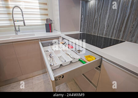 Interior design arredamento che mostra la cucina moderna con armadi in appartamento di lusso showroom Foto Stock