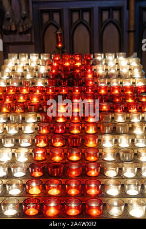 Il bianco e il rosso candele votive in forma di crocefisso dentro la Basilica di Notre Dame, la Vecchia Montreal, Quebec, Canada Foto Stock