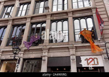 Decorazioni di Halloween sulla facciata di un edificio storico della vecchia Montreal, Quebec, Canada Foto Stock