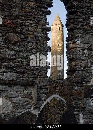 La torre circolare, Glendalough, il Parco Nazionale di Wicklow Mountains, County Wicklow, Irlanda Foto Stock
