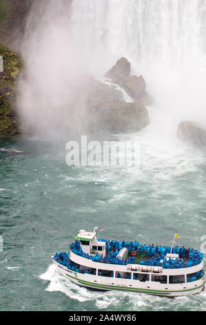 Uno dei famosi la Domestica della Foschia imbarcazioni che trasportano i turisti vicino alla spettacolare Horseshoe Falls in Niagara, Canada Foto Stock