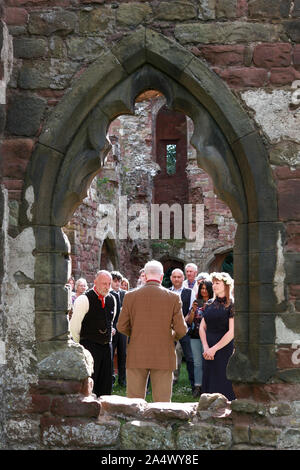 Questa immagine si riferisce a una cerimonia Handfasting nello Shropshire. Handfasting, secondo lo sposo, risale all XI secolo. Foto Stock