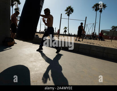 La Boxe con un sacchetto di inscatolamento, Venice Beach, Los Angeles, California, USA, modello: @nickpalma Foto Stock