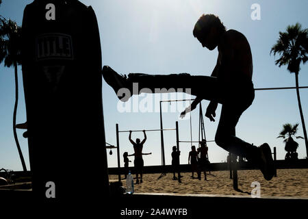 La Boxe con un sacchetto di inscatolamento, Venice Beach, Los Angeles, California, USA, modello: @nickpalma Foto Stock