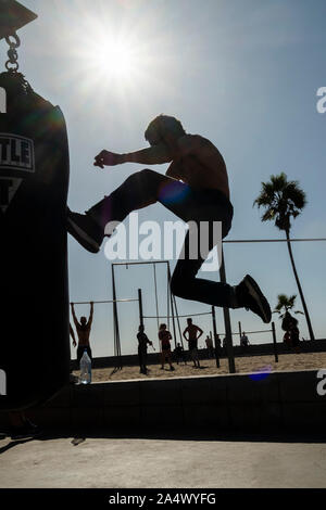 La Boxe con un sacchetto di inscatolamento, Venice Beach, Los Angeles, California, USA, modello: @nickpalma Foto Stock