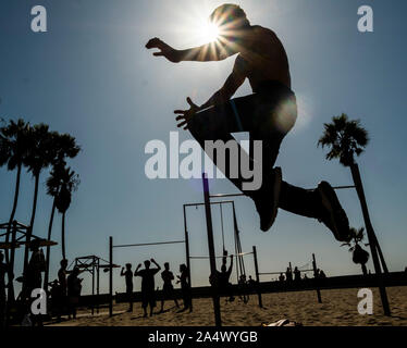 La Boxe con un sacchetto di inscatolamento, Venice Beach, Los Angeles, California, USA, modello: @nickpalma Foto Stock