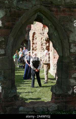 Questa immagine si riferisce a una cerimonia Handfasting nello Shropshire. Handfasting, secondo lo sposo, risale all XI secolo. Foto Stock