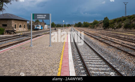 I binari ferroviari alla stazione ferroviaria in Puebla de Sanabria, Zamora, Spagna Foto Stock