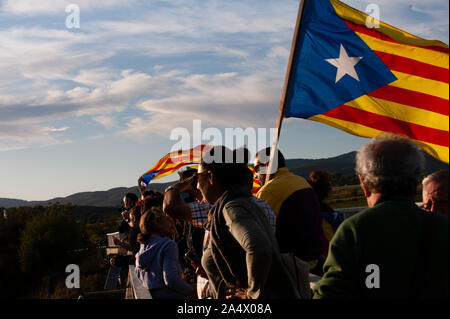 Persone marciando lungo l'autostrada AP7, nella provincia di Tarragona vicino a El Vendrell. Marche per la libertà sono state organizzate dal catalano Assemblea nazionale come una manifestazione di protesta per le frasi dato al catalano prigionieri politici. Foto Stock