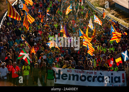 Persone marciando lungo l'autostrada AP7, nella provincia di Tarragona vicino a El Vendrell. Marche per la libertà sono state organizzate dal catalano Assemblea nazionale come una manifestazione di protesta per le frasi dato al catalano prigionieri politici. Foto Stock