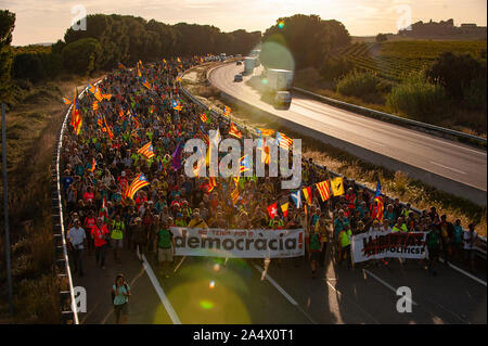 Persone marciando lungo l'autostrada AP7, nella provincia di Tarragona vicino a El Vendrell. Marche per la libertà sono state organizzate dal catalano Assemblea nazionale come una manifestazione di protesta per le frasi dato al catalano prigionieri politici. Foto Stock