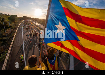 Persone marciando lungo l'autostrada AP7, nella provincia di Tarragona vicino a El Vendrell. Marche per la libertà sono state organizzate dal catalano Assemblea nazionale come una manifestazione di protesta per le frasi dato al catalano prigionieri politici. Foto Stock