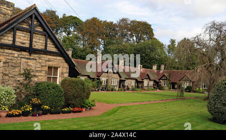 Autunno a gli ospizi di carità in Rothbury, nel 1896 William George Armstrong Barone di Cragside costruito 12 gli ospizi di carità in memoria della madre Anna. Foto Stock