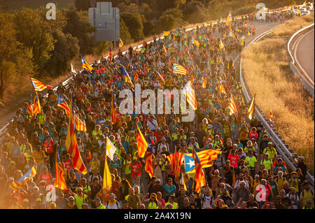 Persone marciando lungo l'autostrada AP7, nella provincia di Tarragona vicino a El Vendrell. Marche per la libertà sono state organizzate dal catalano Assemblea nazionale come una manifestazione di protesta per le frasi dato al catalano prigionieri politici. Foto Stock