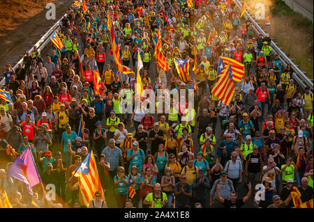 Persone marciando lungo l'autostrada AP7, nella provincia di Tarragona vicino a El Vendrell. Marche per la libertà sono state organizzate dal catalano Assemblea nazionale come una manifestazione di protesta per le frasi dato al catalano prigionieri politici. Foto Stock