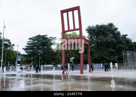 Sedia rotta e fontane presso le Nazioni Unite, Ginevra Foto Stock