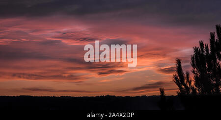 Panorama al tramonto con colori rosso e blu Foto Stock