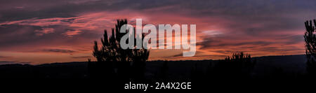 Panorama al tramonto con colori rosso e blu Foto Stock