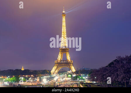 Parigi - maggio 06: Torre Eiffel illuminata al crepuscolo. Tempo di notte a Parigi nel maggio 06. 2017 in Francia Foto Stock