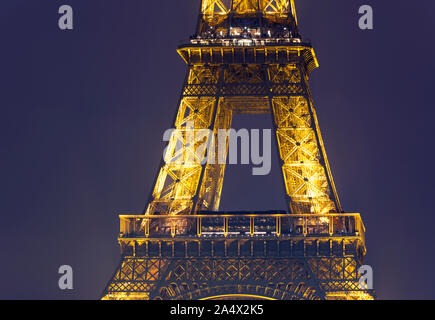 Parigi - maggio 06: Torre Eiffel illuminata al crepuscolo. Tempo di notte a Parigi nel maggio 06. 2017 in Francia Foto Stock