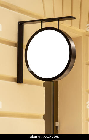 Mock up. Vuoto cartello tondo sulla classica architettura building. Foto Stock