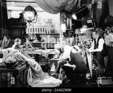 WARREN WILLIAM come Giulio Cesare Direttore Cecil B. DeMILLE fotografia VICTOR MILNER sul set candide le riprese di Cleopatra 1934 foto di Ray Jones Paramount Pictures Foto Stock