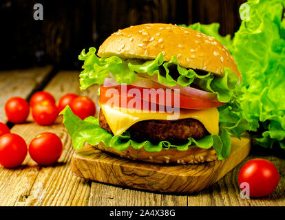 Grandi hamburger isolato su bianco Foto Stock