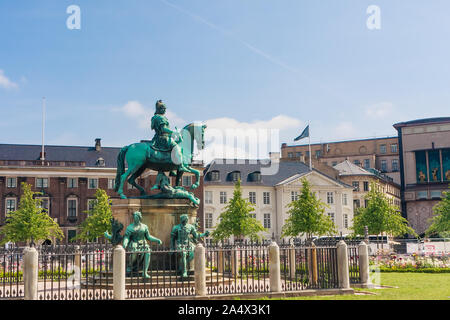 La statua del re Cristiano V di Danimarca a Kongens Nytorv ( Kings Square ), centro città di Copenhagen, Danimarca Foto Stock