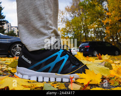 Reebok RealFlex 4 scarpe comode all'aperto in autunno, coperto dal colore giallo acero foglie. Foto Stock