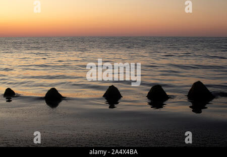 Seascape. Un delizioso alba con pietre. Foto Stock