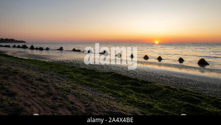 Seascape. Un delizioso alba con pietre. Foto Stock