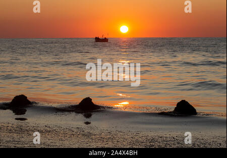 Seascape. Un delizioso alba con pietre. Foto Stock