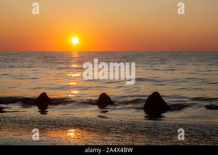 Seascape. Un delizioso alba con pietre. Foto Stock