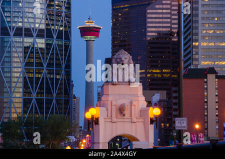 La Calgary Tower e il leone di pietra sul Centro St. Bridge, centro di Calgary, Alberta, Canada Foto Stock